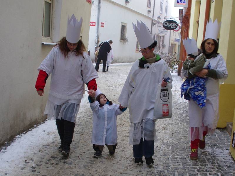 Pracovníci a klienti znojemské Charity zamířili koledovat do Tříkrálové sbírky na znojemskou radnici.