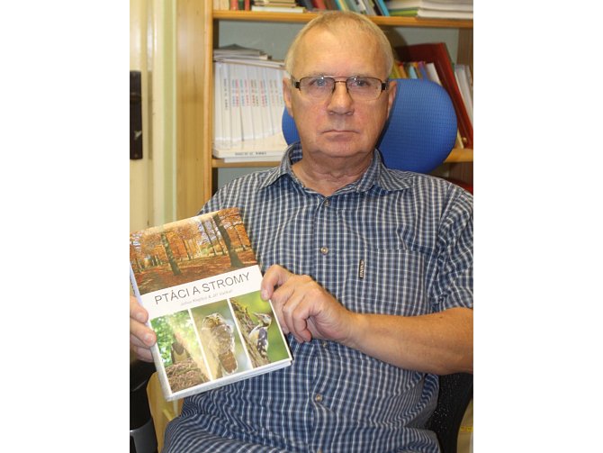 Známý ornitolog z Branišovic Julius Klejdus vydal už svoji pátou knihu. Nese název Ptáci a stromy a spoluautorem je Jiří Vačkař.