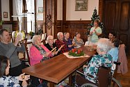 Zpívání je jedna z mnoha aktivit, jak trénovat paměť u seniorů. A tak se uživatelé Domova pro seniory Jevišovice rozhodli přidat k největší spontánní vánoční akci v naší republice – Česko zpívá koledy.