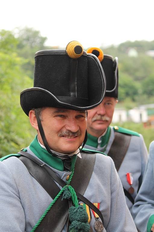 Ani deštivé sobotní odpoledne nezabránilo milovníkům vína v návštěvě dobšické vinařské uličky.