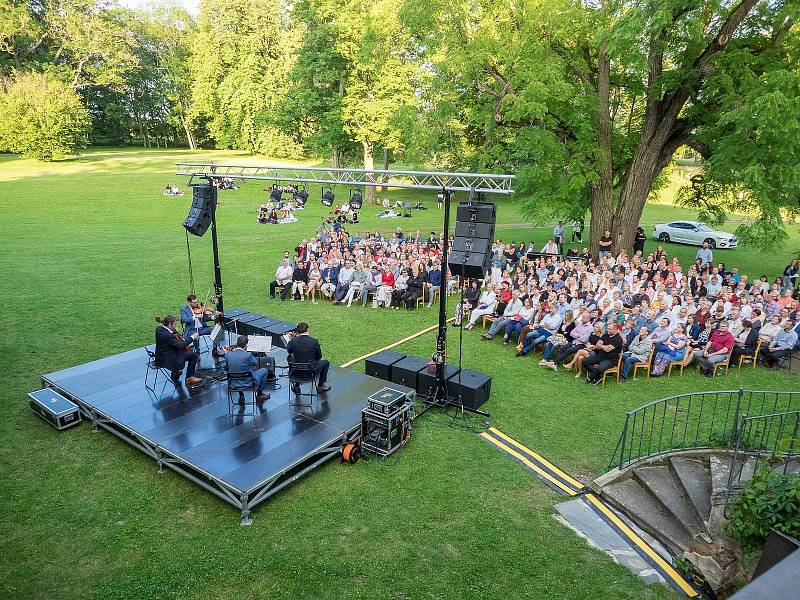 Obnova Státního zámku Uherčice na Znojemsku.  Dobročinný koncert festivalu Hudba Znojmo.