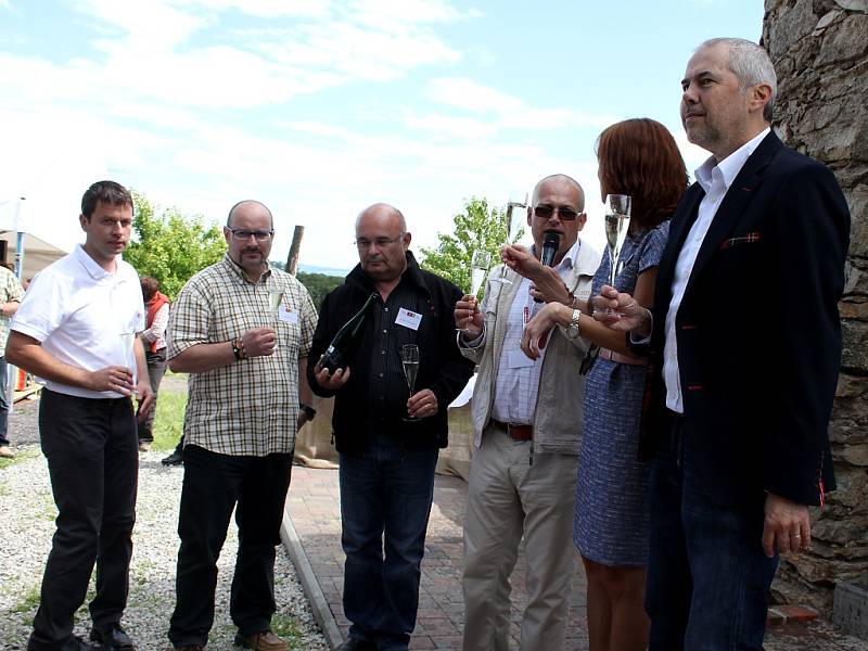 Jak náročná je práce na vinohradu, si vyzkoušeli i Marek Eben a Beata Rajská.práce na vinohr