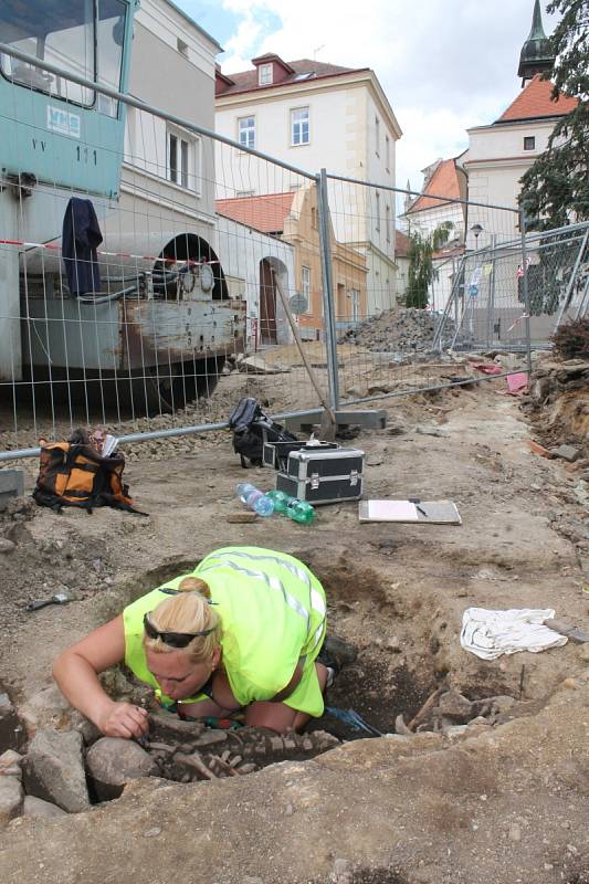 Kosterní pozůstatky patrně ze starší doby bronzové odhalili archeologové při opravách Divišova náměstí ve Znojmě.