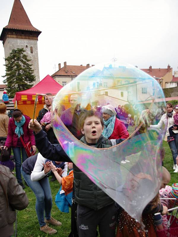 Tradiční pálení čarodějnic pořádala v kapucínské zahradě Znojemská Beseda.