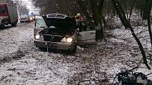 Hasiči vyprostili řidiče z havarovaného auta. U Hrádku narazil bočně do stromu.