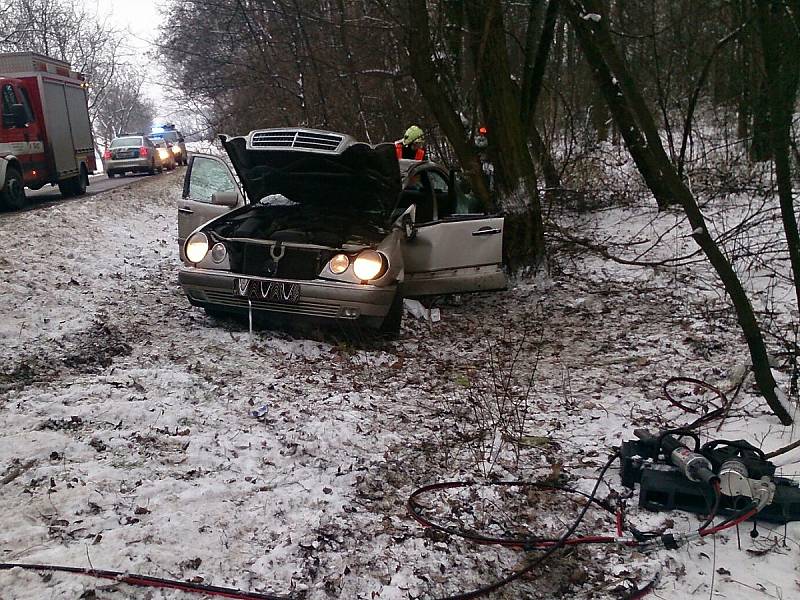 Hasiči vyprostili řidiče z havarovaného auta. U Hrádku narazil bočně do stromu.