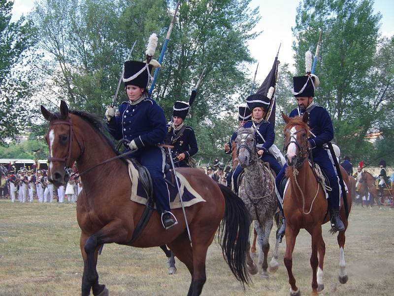 Na tři sta příznivců vojenské historie v rakouských a francouzských uniformách předvedlo ukázky z napoleonské bitvy u Znojma v roce 1809.