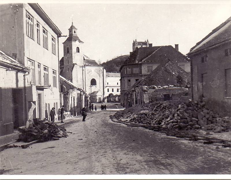 Moravský Krumlov po bombardování Rudou armádou 7.- 8. května 1945.