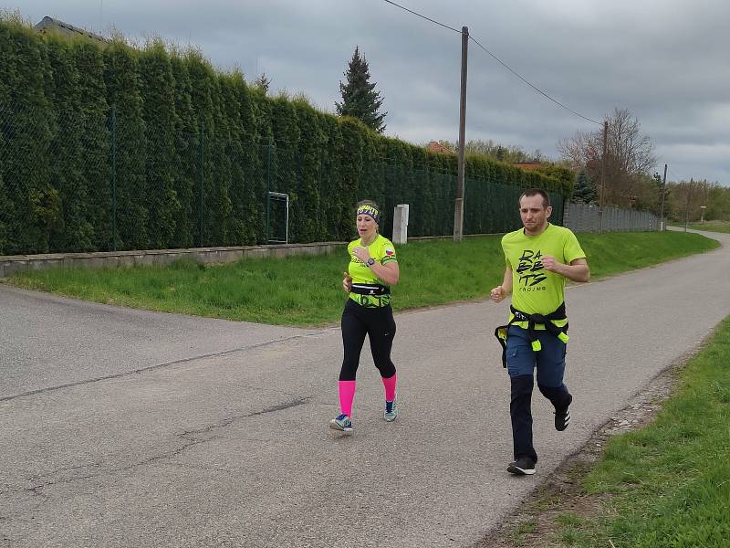 Znojmačka Irena Šinkovič dva roky po sobě trénovala na Pražský maraton, který se loni ani letos nekonal. Běžkyně proto 42kilometrovou trať absolvovala doma na Znojemsku.