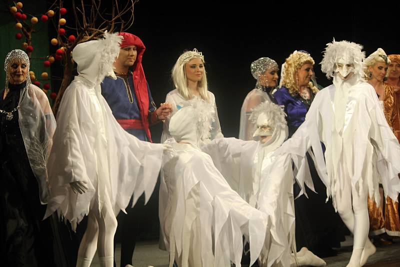 Divadelní studio Martiny Výhodové se připravilo na 1. dubna premiéru veršovaného pohádkového příběhu tajemství kouzelné jabloně.