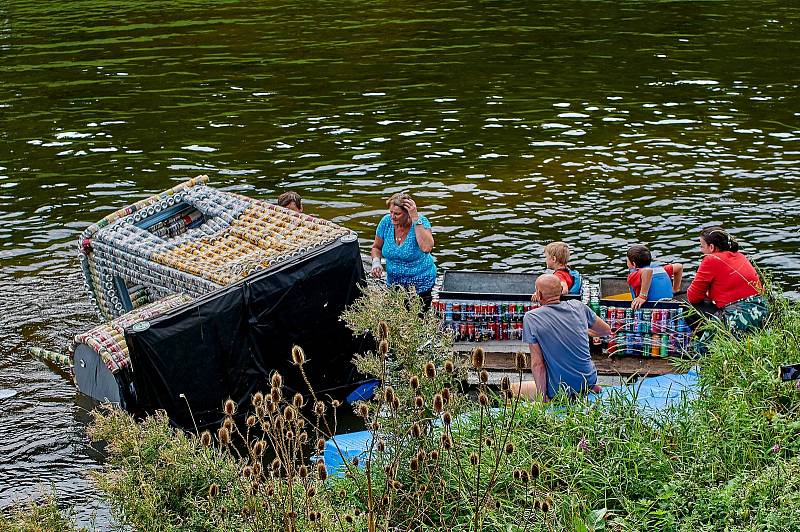 Poslední prázdninová neděle patřila na Dyji pod znojemskou přehradou tradiční neckyádě.