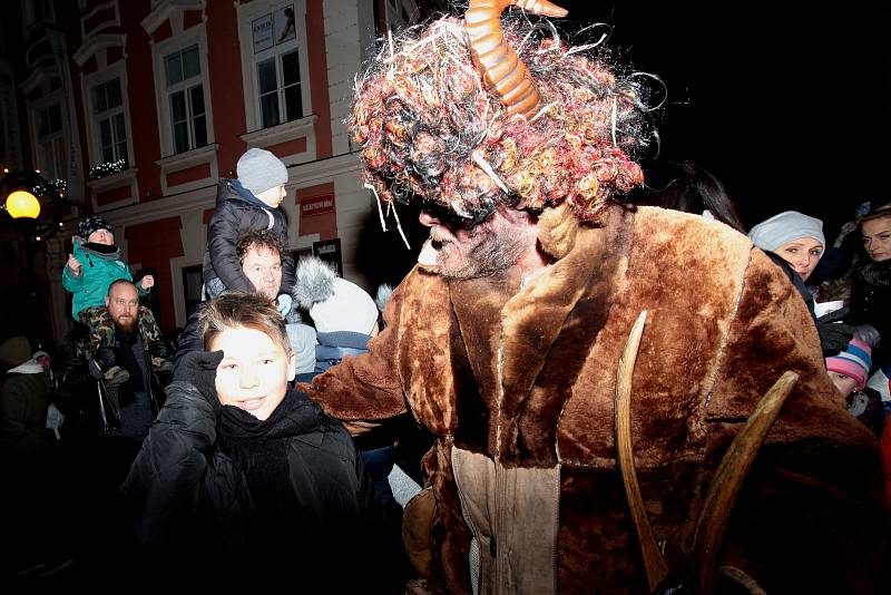 Čerti si po roce otevřeli v předvečer Mikulášova svátku pobočku na Masarykově náměstí. Přítomen byl i Lucifer, který děti zpovídal.