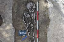 Skelet dítěte našli archeologové při drobném záchranném výzkumu na dvorku domu v ulici Přemyslovců.