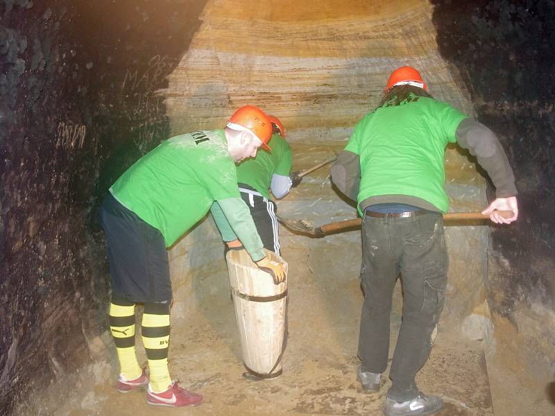 Vinaři v Novém Šaldorfu po osmé otevřeli v lednu své sklepy a připravili recesistickou soutěž v kopání písku.