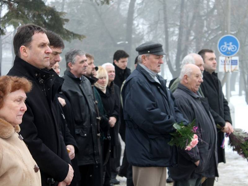 Prakticky bez účasti veřejnosti si v úterý dopoledne v Horním parku ve Znojmě připomnělo komunistický převrat v únoru roku 1948 asi dvacet lidí. Šlo téměř výlučně o zástupce vedení radnice, příspěvkových organizací města a spolků.