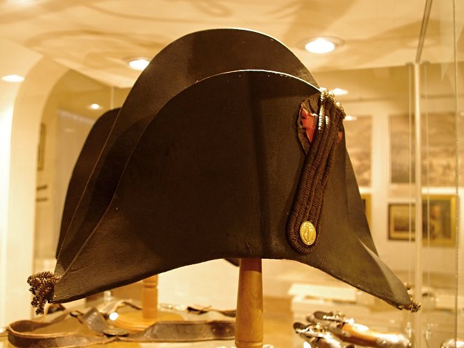 Výstavní sál v prvním patře znojemského hradu hostí výstavu k výročí 210 let od napoleonské bitvy u Znojma. Ukazuje mimo jiné dobové zbraně, uniformy a další jedinečné předměty.