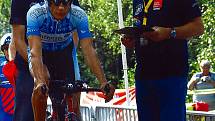 Pětašedesátiletý znojemský cyklista Lubomír Novák (v modrém) vyhrál časovku v kategorii 65 - 69 let.
