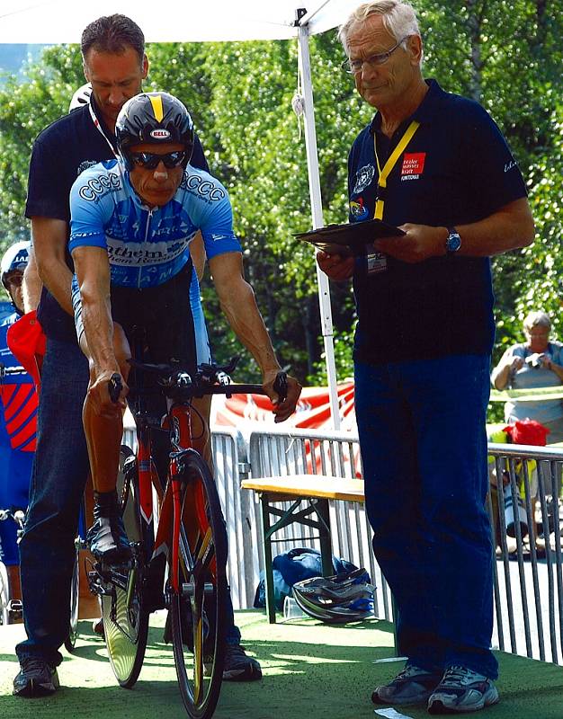 Pětašedesátiletý znojemský cyklista Lubomír Novák (v modrém) vyhrál časovku v kategorii 65 - 69 let.
