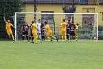 Prohru 2:4 přineslo utkání 22. kola 1.A třídy skupina FK Znojmo (v tmavém) - TJ Sokol Dobšice.