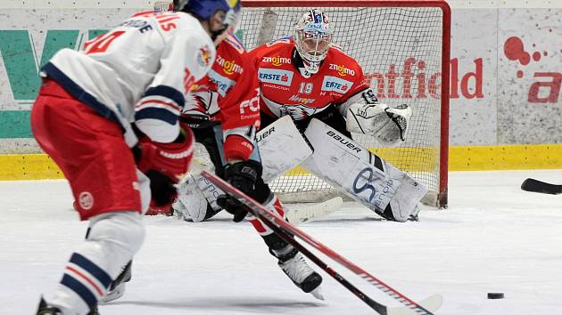 Hokejoví Orli v pátek nastoupili k poslednímu domácímu utkání základní části mezinárodní soutěže EBEL. Celek pod vedením trenéra Miroslava Fryčera na svém ledě přivítal silné mužstvo Salzburgu.