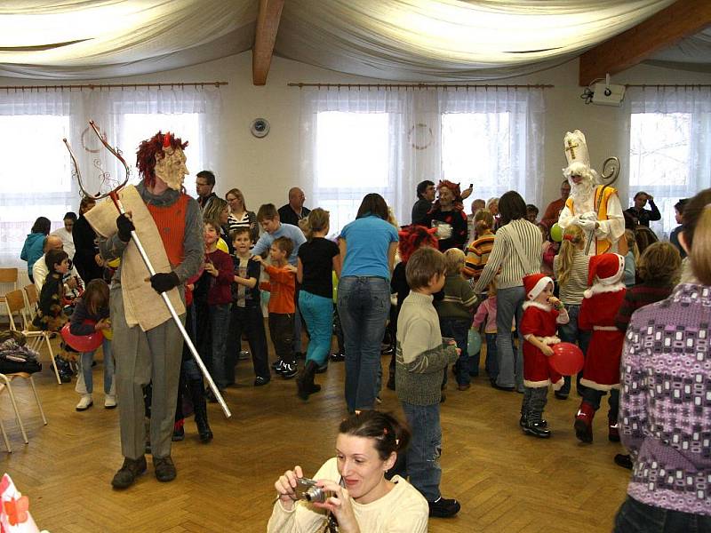 Mikulášovo odpoledne plné překvapení aneb všichni za jednoho – jeden za všechny. Takový název dali sobotnímu odpoledni pro děti v Dobšicích. 