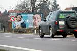 Těsně před vjezdem do Znojma od Prahy může pozornost řidičů ovlivnit trojice billboardů vedle sebe. Jsou těsně u značky začátek obce s omezením rychlosti. Následuje řada billboardů v zahrádkách. V sezoně zde bývá prodej ovoce a zeleniny.