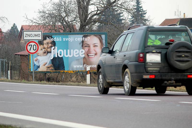 Těsně před vjezdem do Znojma od Prahy může pozornost řidičů ovlivnit trojice billboardů vedle sebe. Jsou těsně u značky začátek obce s omezením rychlosti. Následuje řada billboardů v zahrádkách. V sezoně zde bývá prodej ovoce a zeleniny.