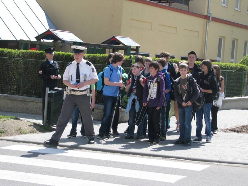 Ne všechny děti ví, jak správně přejít silnici. Ve Znojmě je to učili policisté.