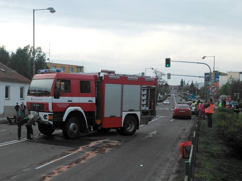 Na křižovatce ulic Dukelských bojovníků a Krapkova se srazil náklaďák profesionálních hasičů s osobním autem.