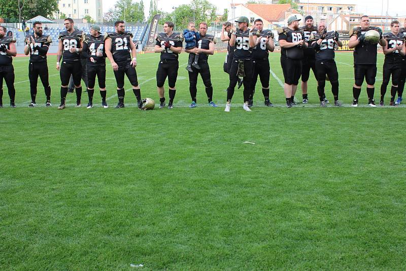 Američtí fotbalisté Znojmo Knights (v černozlatých dresech) v sobotu na svém kolbišti převálcovali Vienna Warlords 31:0.