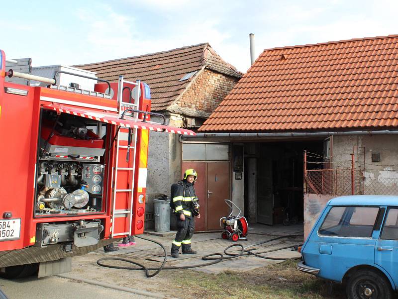 Několik jednotek hasičů vyjíždělo k požáru garáže v rodinném domku v Hodonicích.