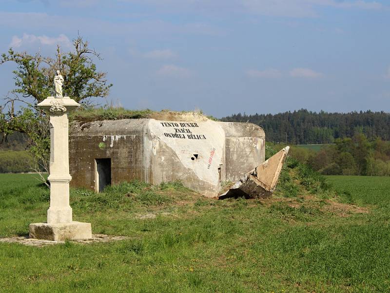 Rozříznutou pevnůstku u Vratěnína někdo ve čtvrtek pokreslil kritickým nápisem. Na novou podobu bunkru se chodí dívat někteří místní lidé.