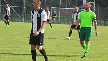 Fotbalisté Šatova (v zeleném) zakončili sezonu zápasem s Dobšicemi, kterým podlehli 1:4. Foto: Petr Hlucháň