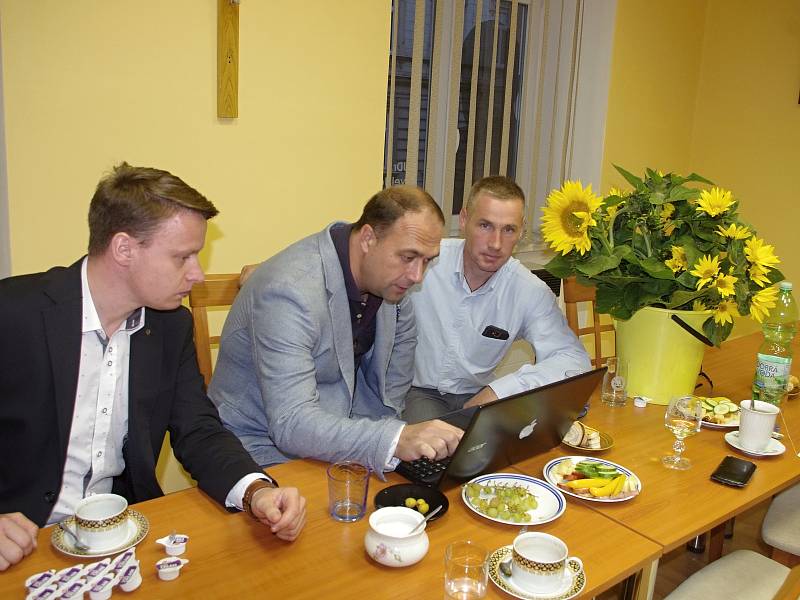 První muži lidovecké kandidátky sledují výsledky voleb ve své kanceláři. Zleva Ludvík Mihola, Pavel Jajtner, Marek Venuta.