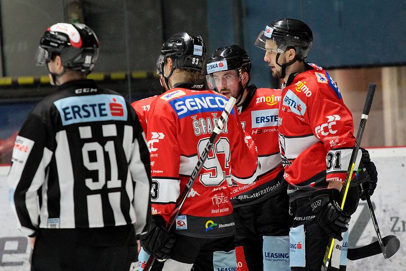 Hokejisté Znojma (v červeném) v posledním duelu nadstavby soutěže EBEL nestačili na celek Innsbrucku.