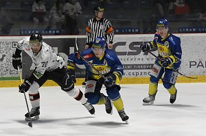 Hokejisté Znojma (bílé dresy) ve 41. kole Chance ligy doma podlehli Přerovu 0:2.
