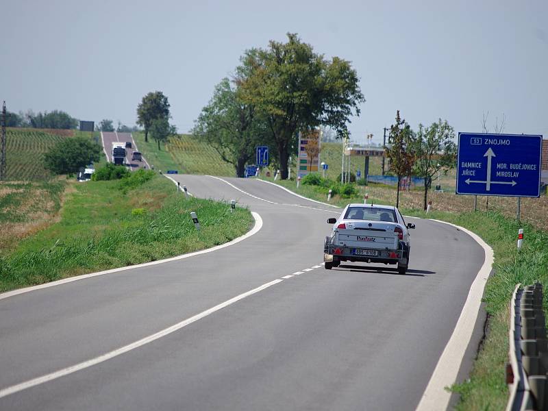 Chystaná modernizace třiapadesátky ze Znojma do Pohořelic se dotkne i úseku u Miroslavi, kde má vyrůst nová mimoúrovňová křižovatka.