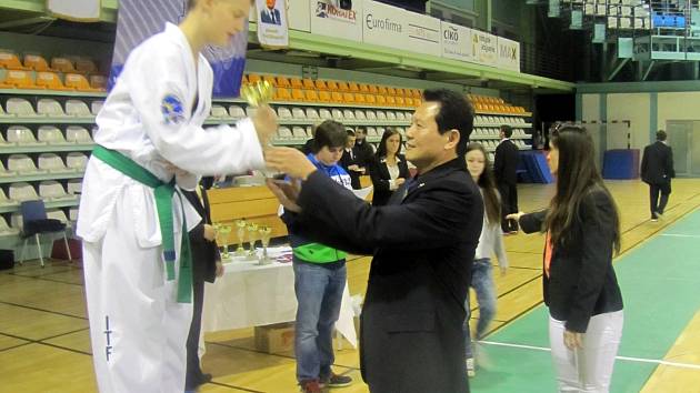 Vladimír Patočka přebírá z rukou velmistra Hwang Ho Konga pohár nejúspěšnějšího žákovského závodníka 7. ročníku Nitra Cup 2013.