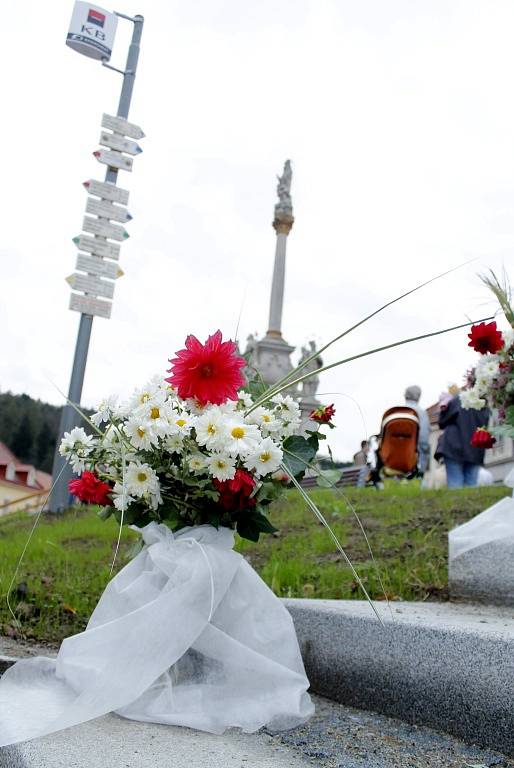 Představitelé Vranova nad Dyjí slavnostně otevřeli společně s místními lidmi a pozvanými hosty opravené náměstí.