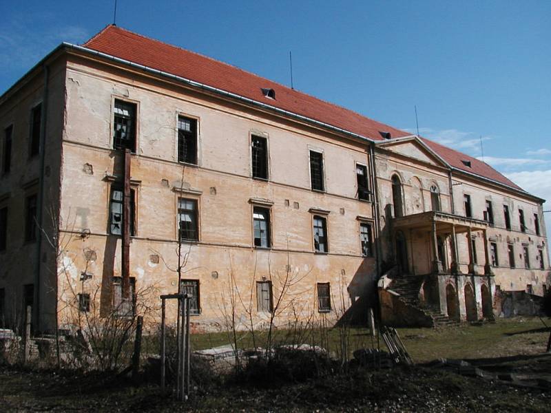 Zámek v Hrušovanech nad Jevišovkou chátrá.