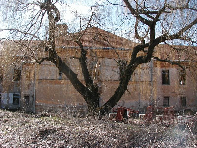 Zámek v Hrušovanech nad Jevišovkou chátrá.