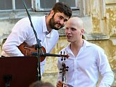 Koncert Cimbálové muziky Pavla Šafaříka spojený s degustací uspořádali organizátoři festivalu na nádvoří Louckého kláštera.