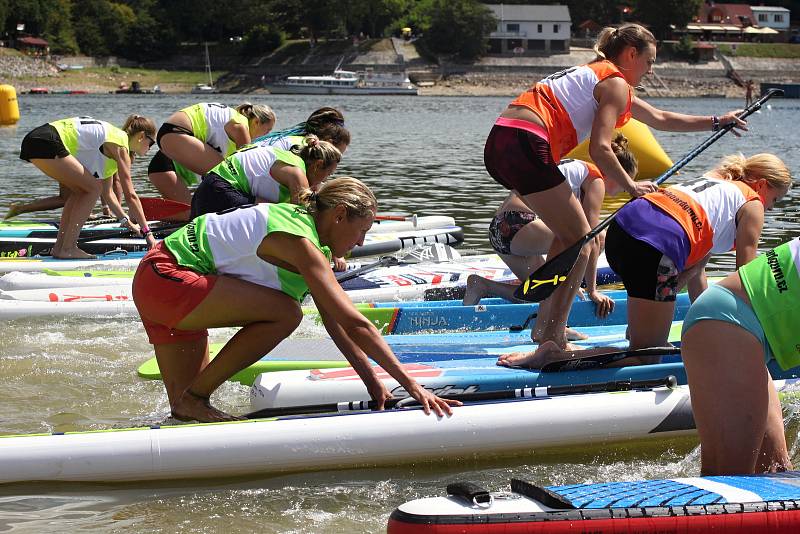 Premiérový republikový šampionát v paddleboaradu se konal na vranovské přehradě.