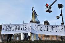 Protest proti válce dali ve čtvrtek najevo obyvatelé Znojma. Sochu rudoarmějce na Mariánském náměstí zahalili do barev Ukrajiny.