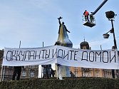 Protest proti válce dali ve čtvrtek najevo obyvatelé Znojma. Sochu rudoarmějce na Mariánském náměstí zahalili do barev Ukrajiny.