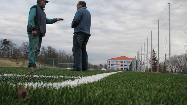 Celou zimu budou moci trénovat v Hrušovanech fotbalistém na prvním hřišti s umělým povrchem.