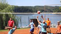 Volejbalový turnaj týmů mužů a žen na pláži Vranovské přehrady.
