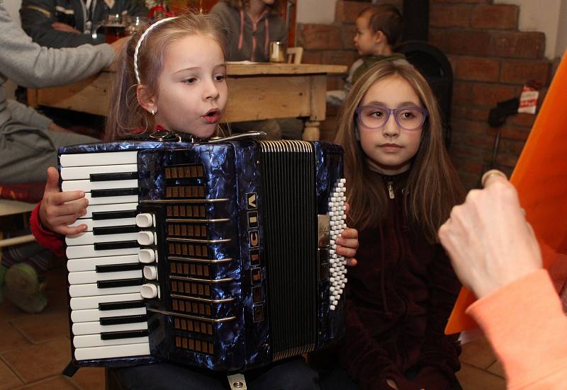 V Hospůdce U Alky ve znojemské příměstské části Hradiště se letos při zpěvu koled poprvé sešla asi třicítka lidí včetně malých dětí.