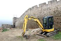 Při stavebních pracích u hradeb v Kapucínské zahradě ve Znojmě chyběl archeolog.