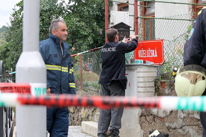 Strmý svah se utrhl ve Znojemské ulici Koželužská. Podmáčená zemina zavalila zadní trakt rodinného domku. Majitelé byli v tu chvíli doma, nic se jim nestalo.